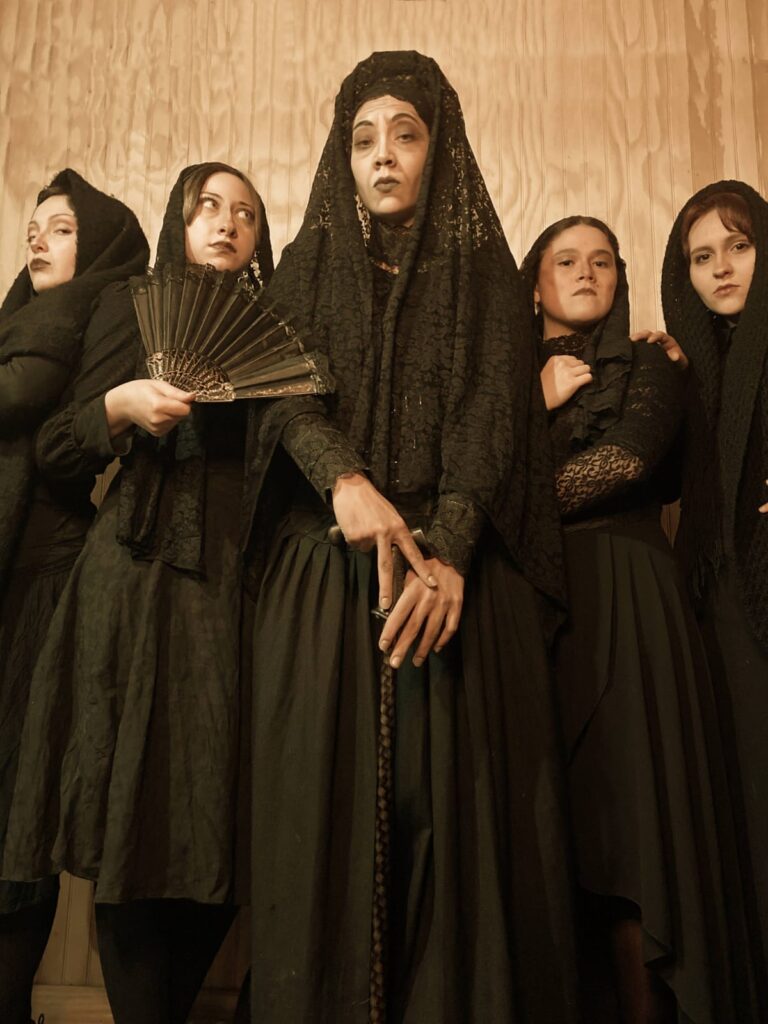 La casa de Bernarda Alba” es una obra teatral escrita por Federico García Lorca en 1936. La historia se sitúa en un pueblo rural de Andalucía, donde Bernarda Alba, tras enviudar por segunda vez, impone a sus hijas un riguroso luto de ocho años, prohibiéndoles el contacto con el mundo exterior y manteniéndolas bajo un estricto control.